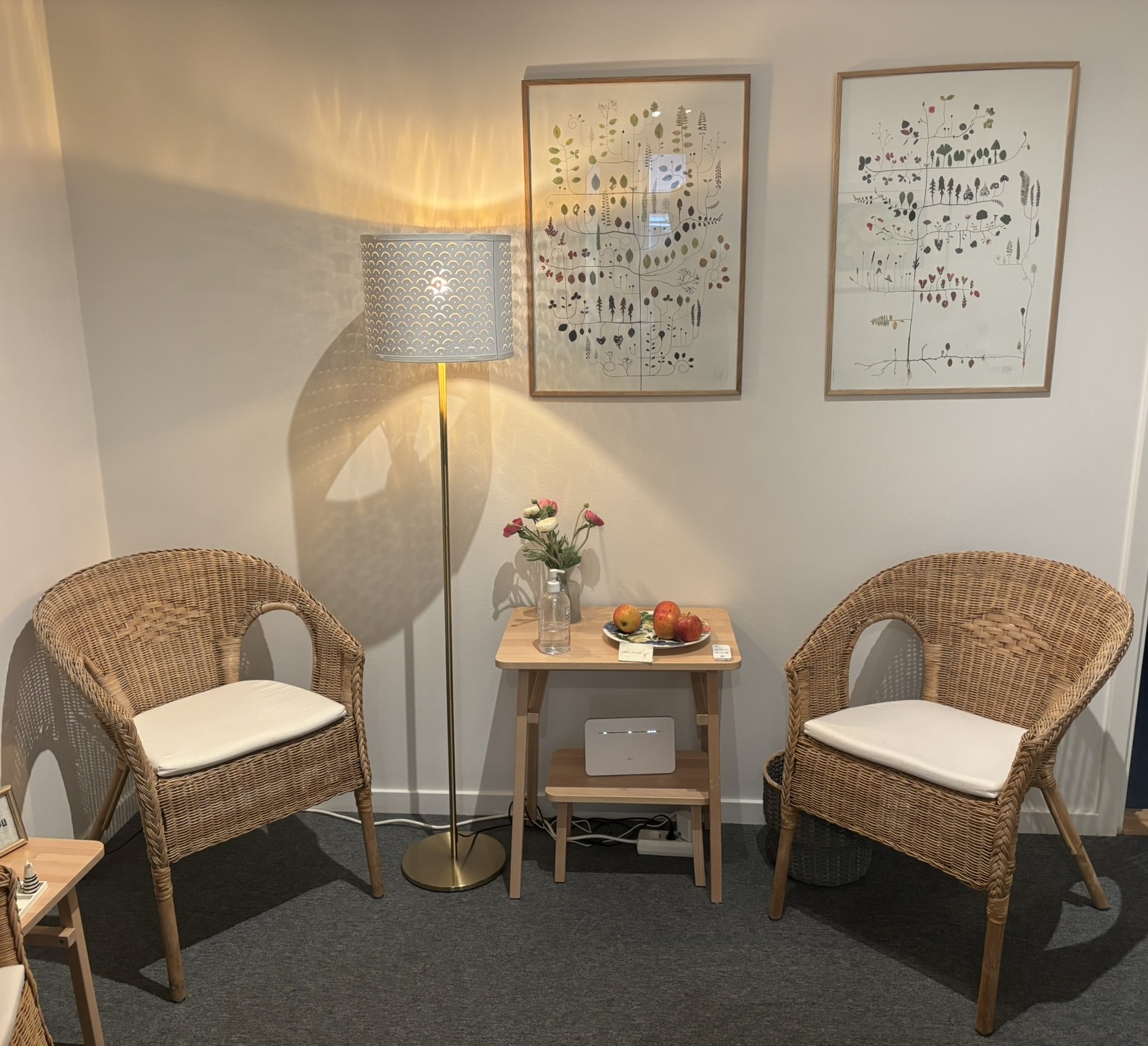 Väntrummets sittplatser med rottingfåtöljer.